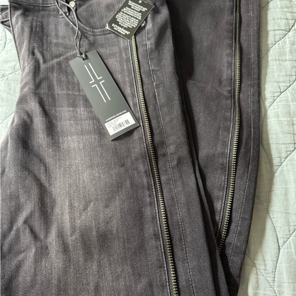 NWT Liverpool Los Angeles Black Denim Jeans with zipper accent
